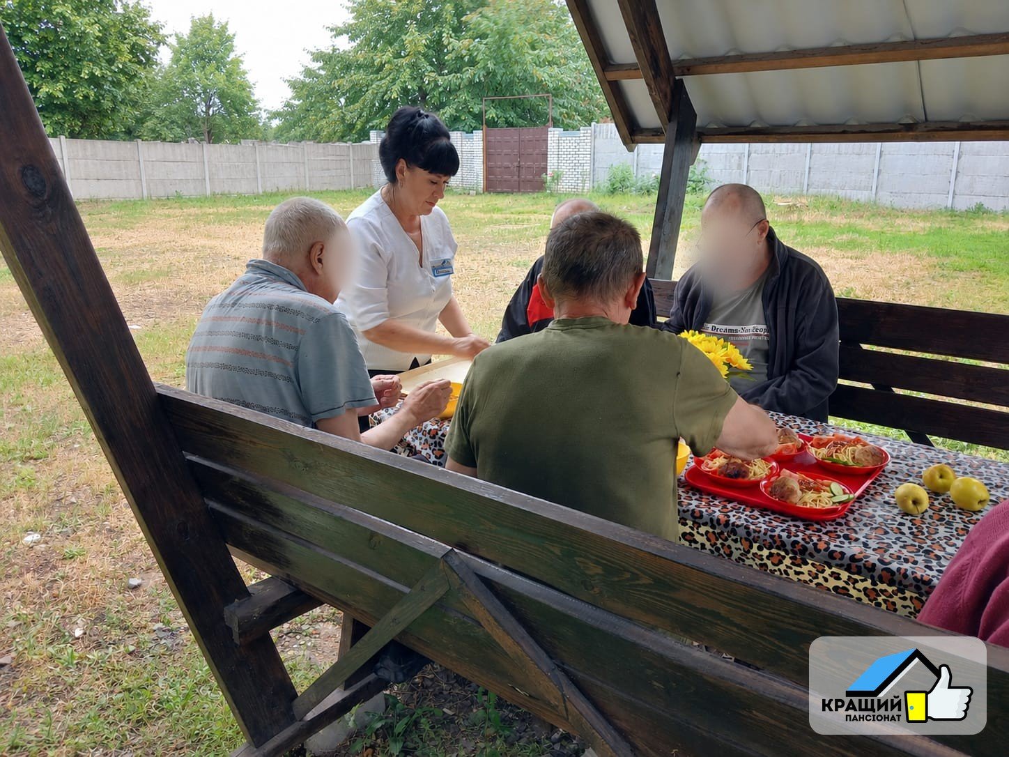 Харчування — обід мешканців в альтанці, на свіжому повітрі — пансіонат «Кращий», Харків