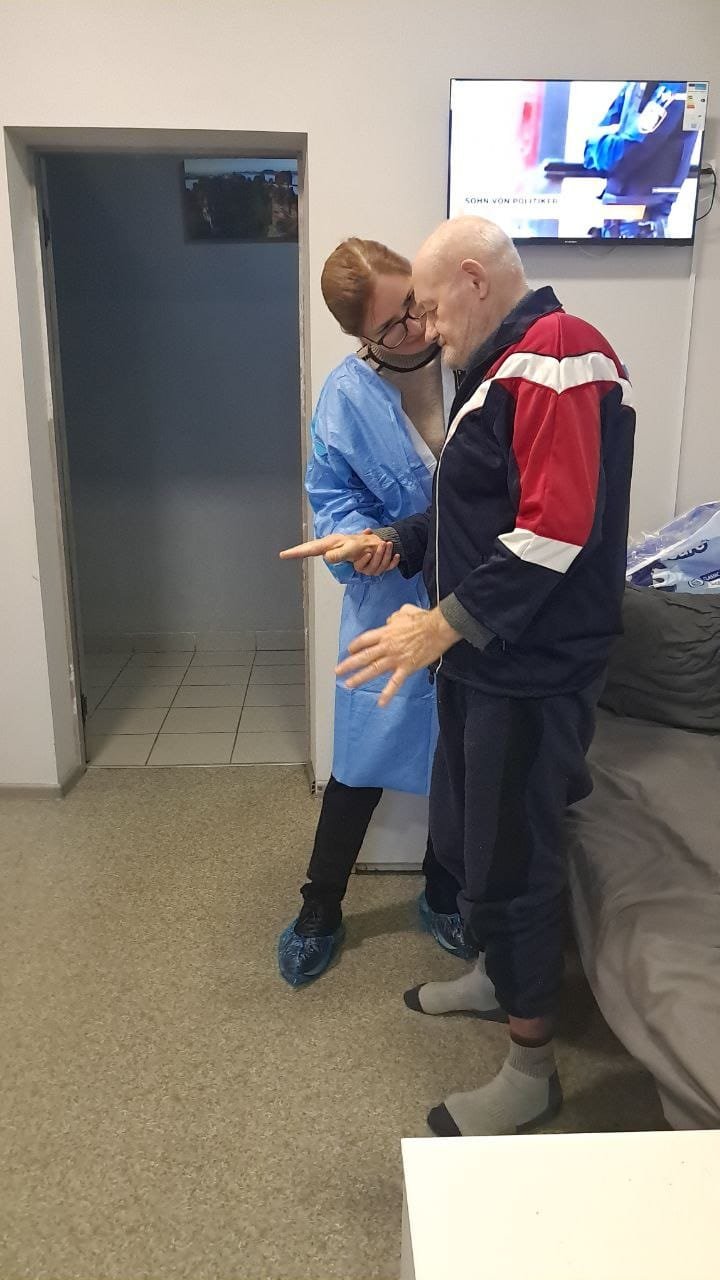 Лікар пансіонату Кращий проводить огляд пацієнта похилого віку