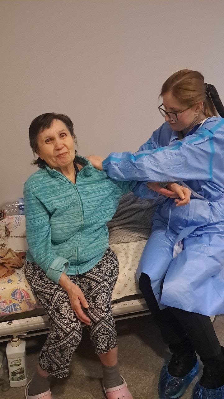 Реабілітолог проводить сеанс ЛФК пацієнту після інсульту у пансіонаті Кращий