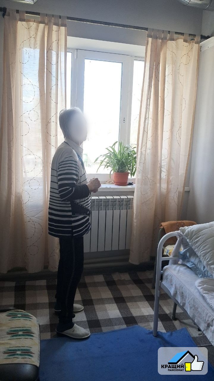 Оборудование комнат пансионата Кращий медицинская кровать шкаф тумбочка
