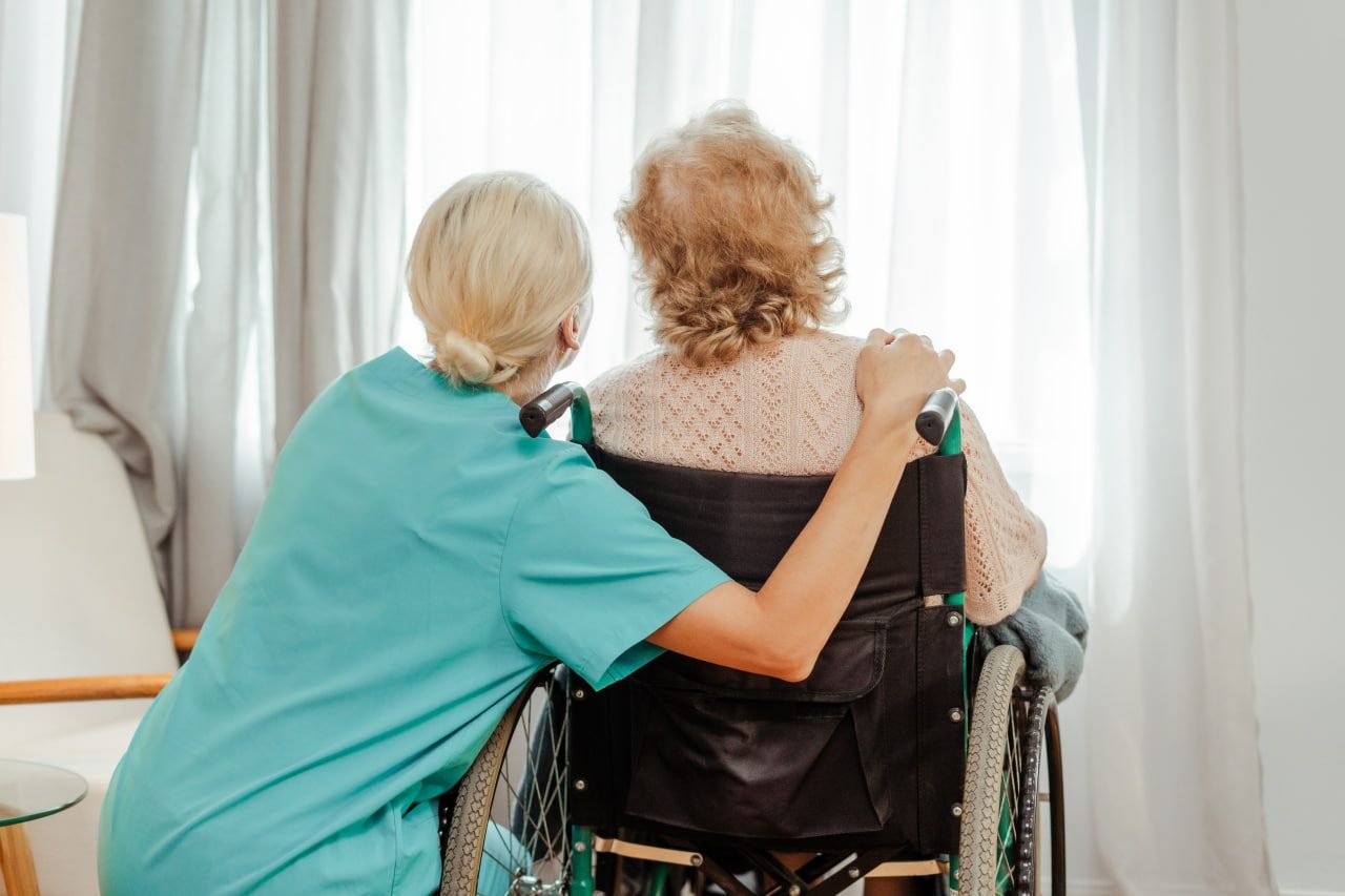 Обладнання кімнат пансіонату Кращий — медичне ліжко шафа тумбочка