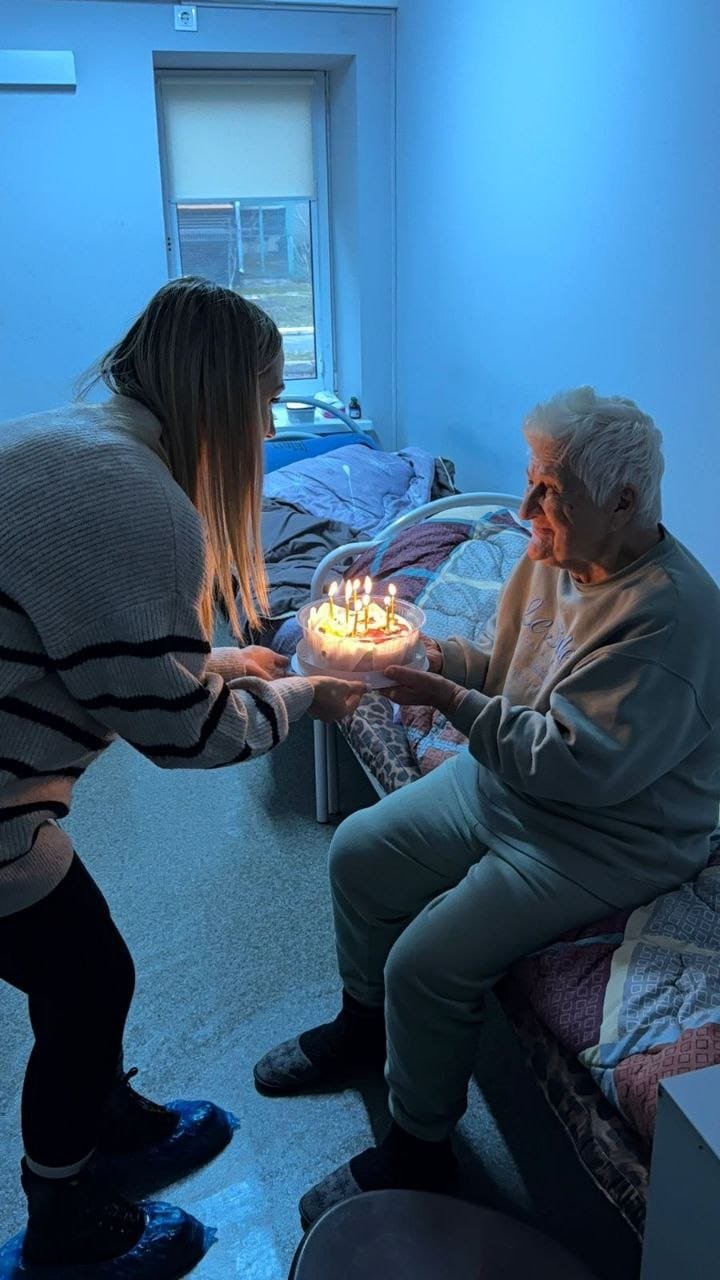 Святковий торт на день народження мешканки пансіонату Кращий