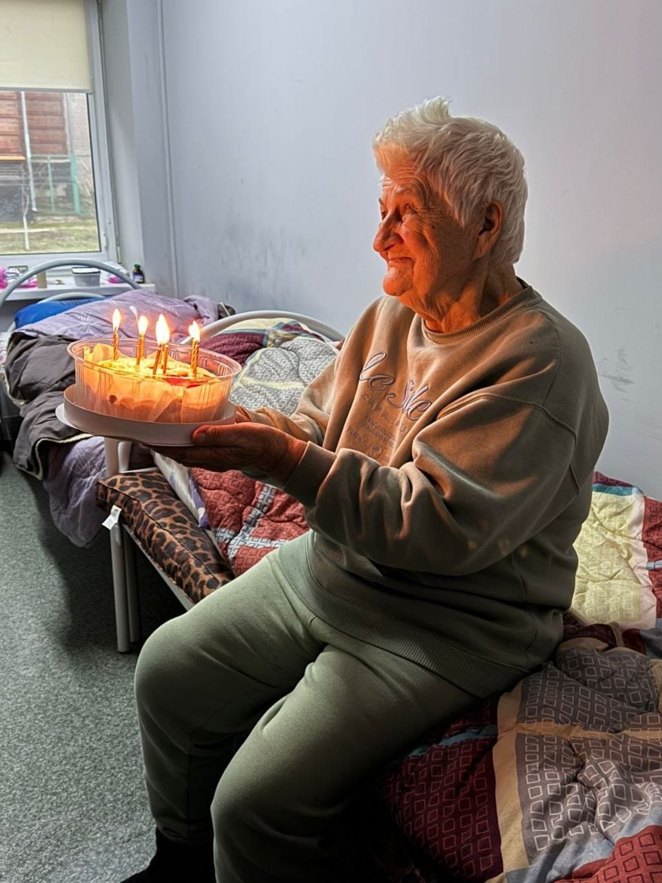 Мешканка пансіонату Кращий отримує вітання з днем народження