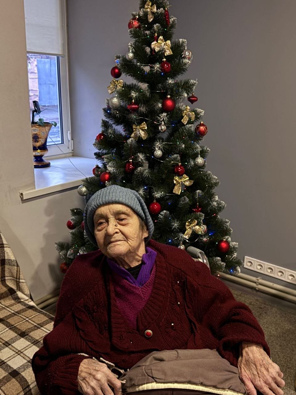 Мешканка пансіонату Кращий святкує Новий рік біля ялинки