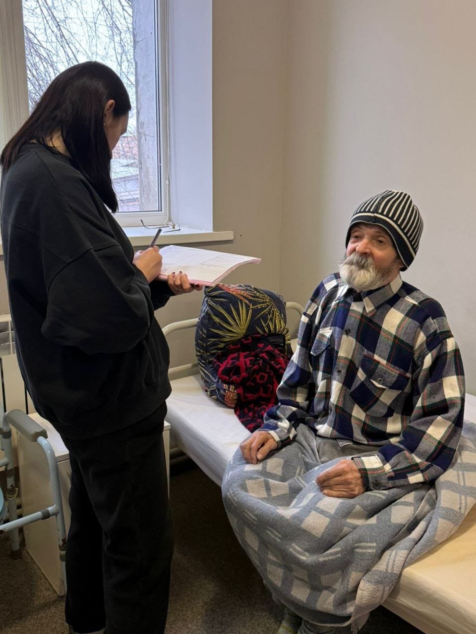 Доглядальниця фіксує скарги пацієнта після інсульту у пансіонаті Кращий